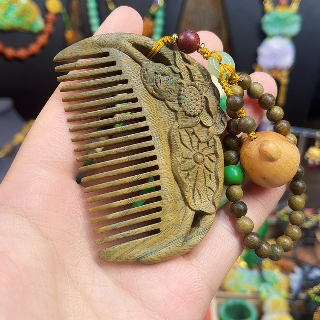 翡翠未镶嵌吊坠(赠链)一梳百顺