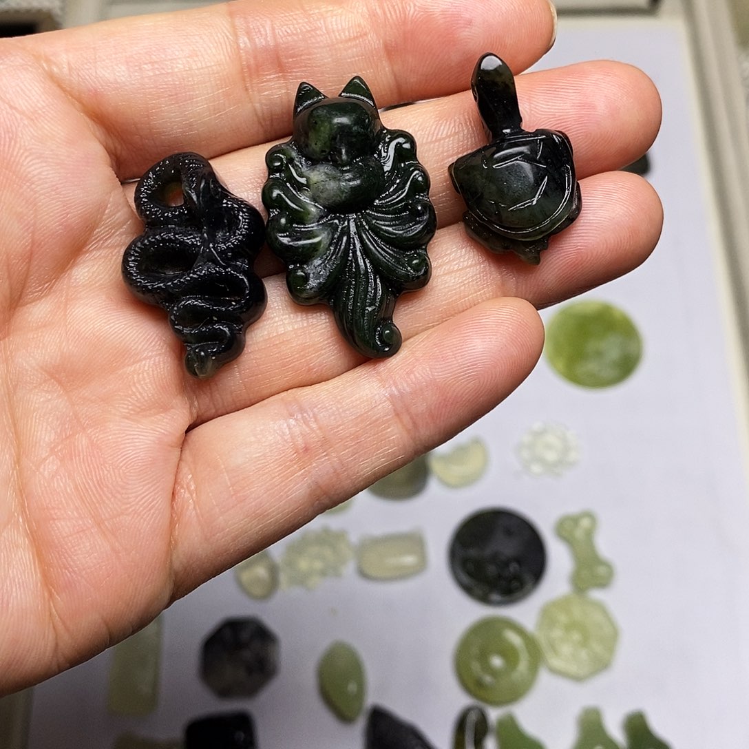 慕***阁蛇纹石玉未镶嵌颈饰