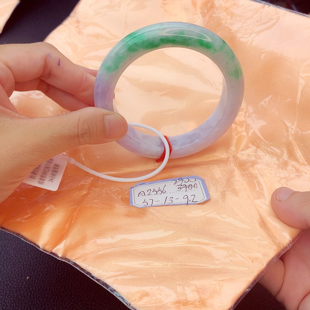 翡翠手镯未镶嵌翡翠