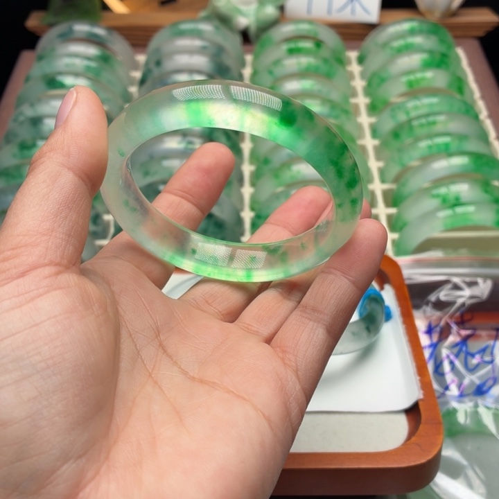 老***忌石英质玉未镶嵌手镯