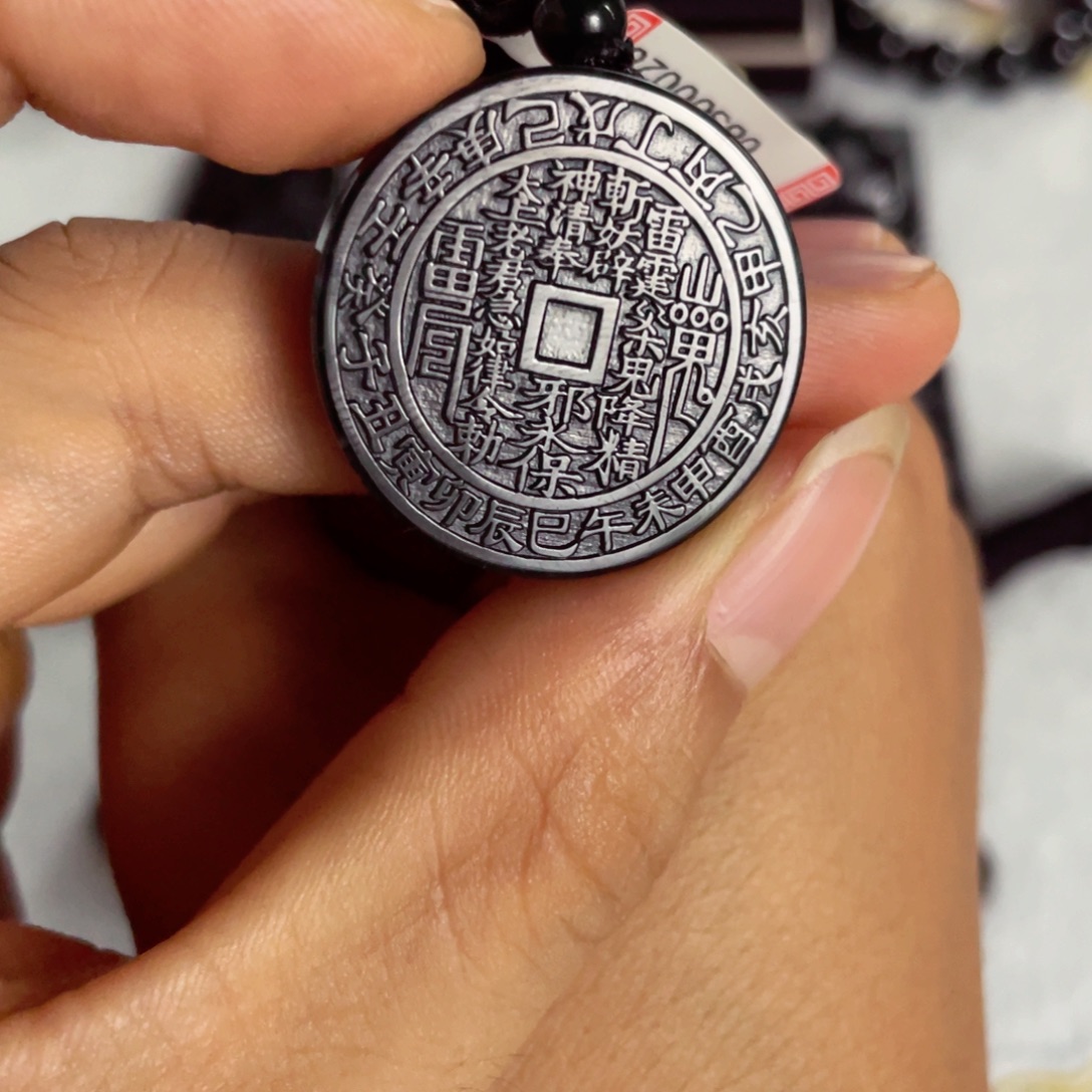 向***前翡翠未镶嵌颈饰山鬼