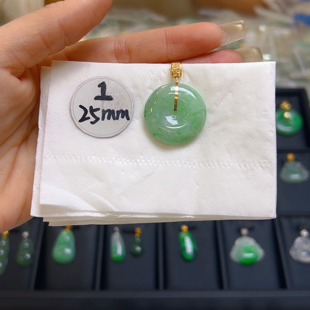 翡翠颈饰18K金镶嵌翡翠