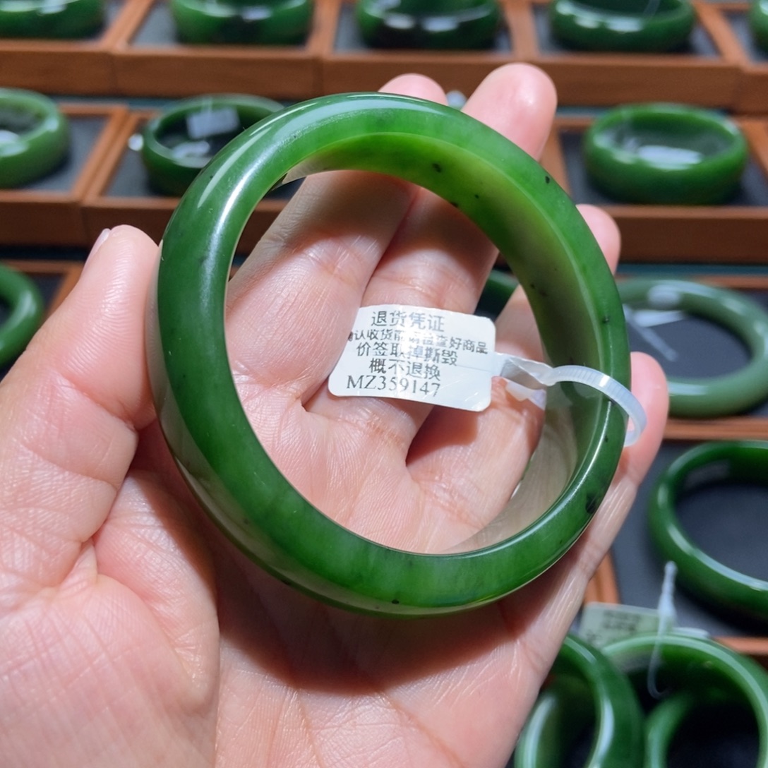 和田玉（碧玉）未镶嵌手镯辣阳绿5758