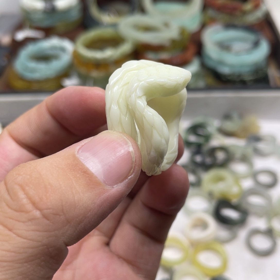 晓***宇蛇纹石玉未镶嵌戒指