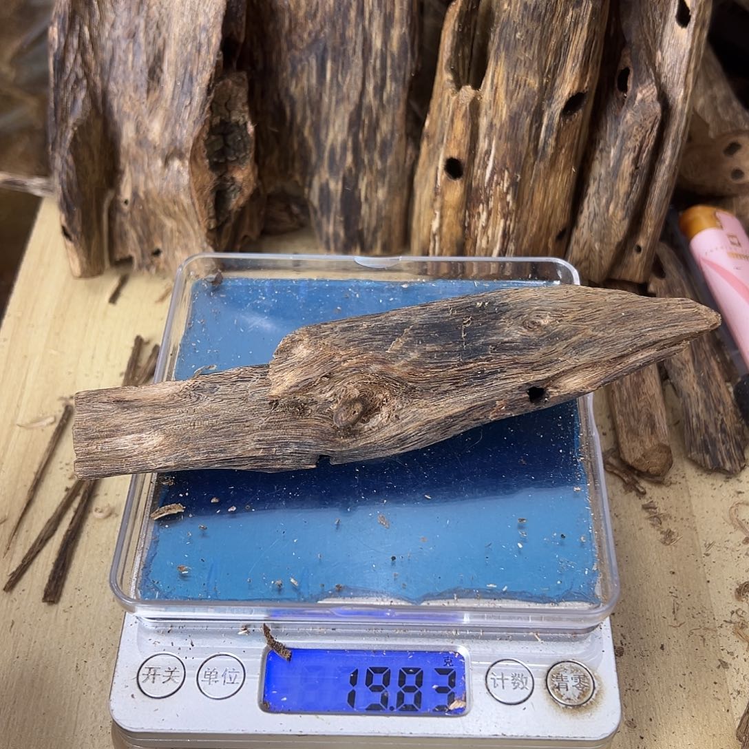 香料绿奇楠虫漏19克蓝宝石