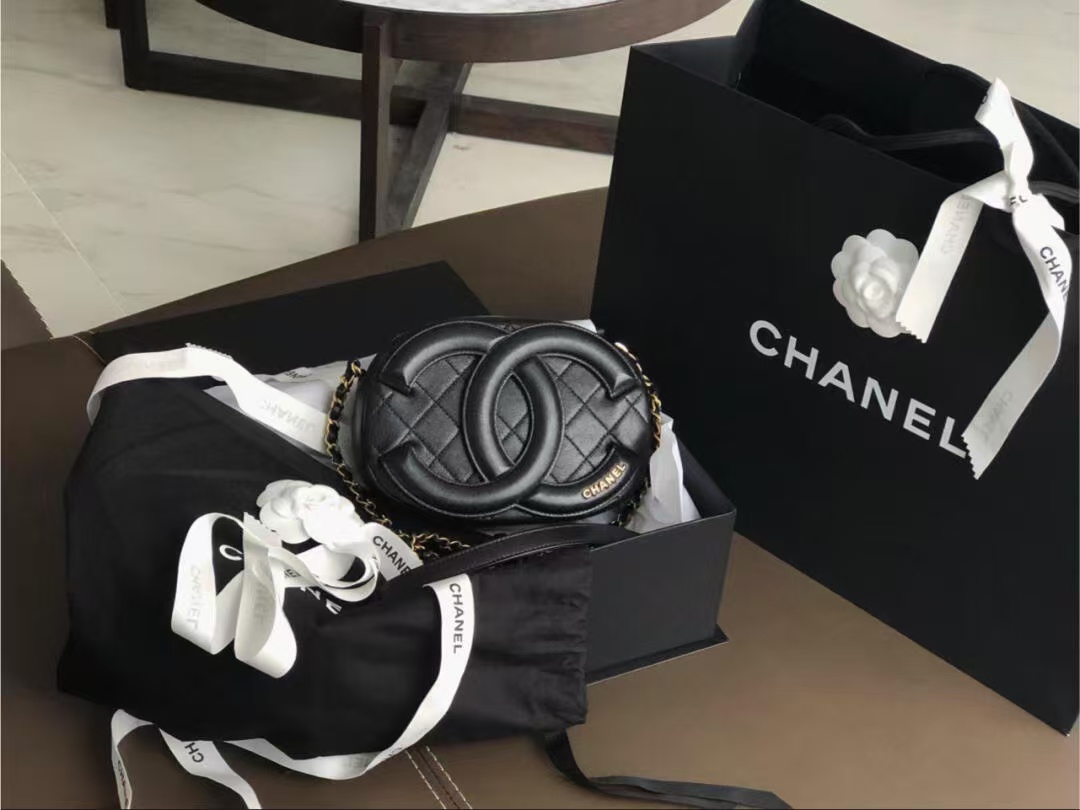 95新 Chanel/香奈儿 展会外场！黑金浮雕双C相机包