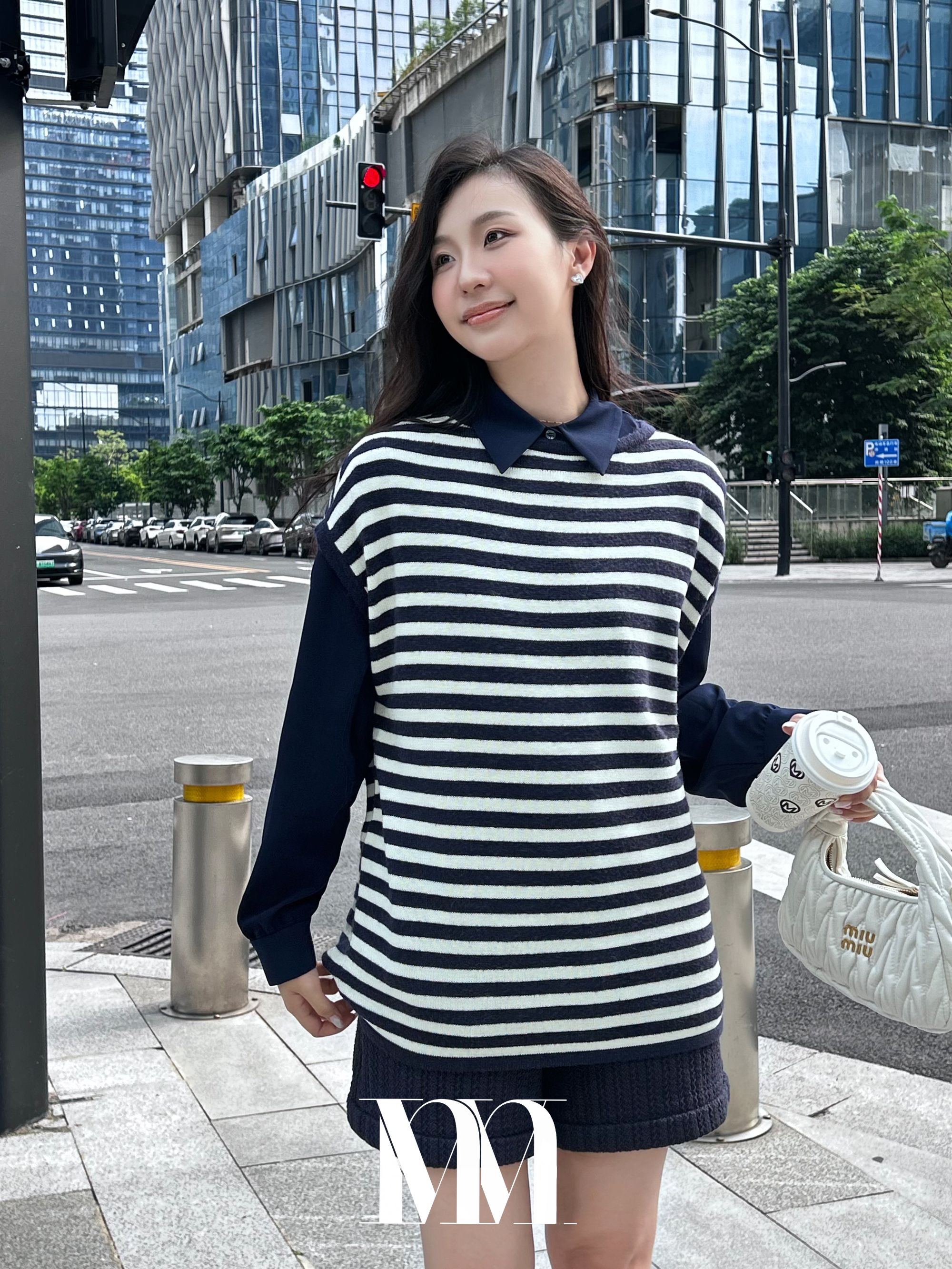 海军蓝条纹针织衫