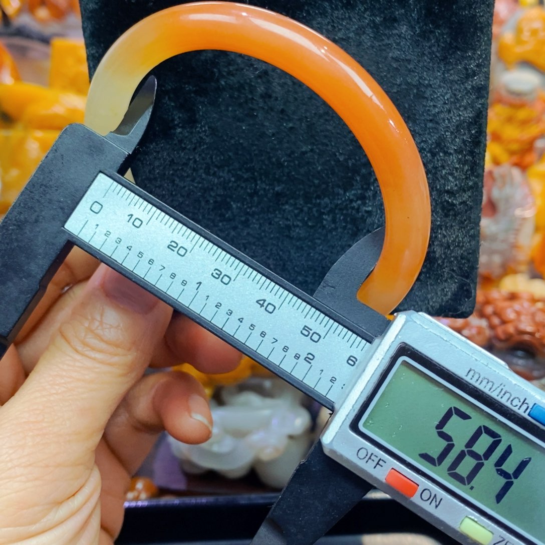 未镶嵌石英质玉（黄龙玉）颈饰