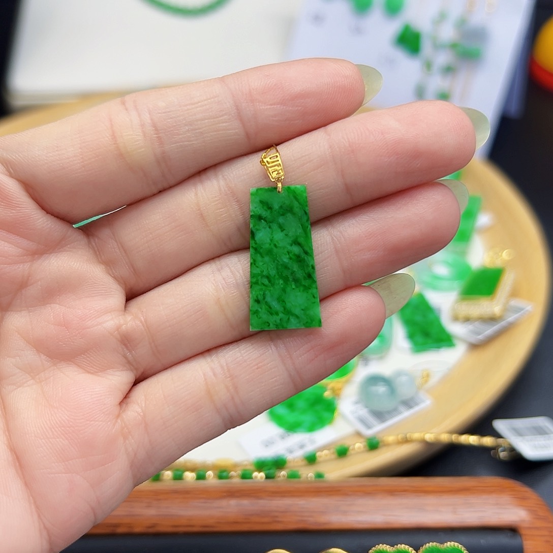 翡翠颈饰18K金镶嵌天然缅料A货一件