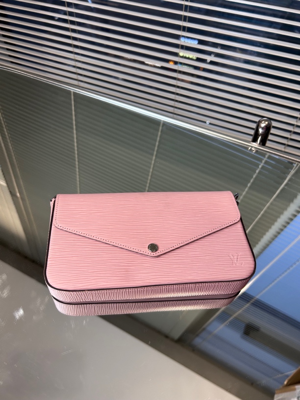 95新 LouisVuitton/路易威登 樱花粉水波纹链条斜挎包