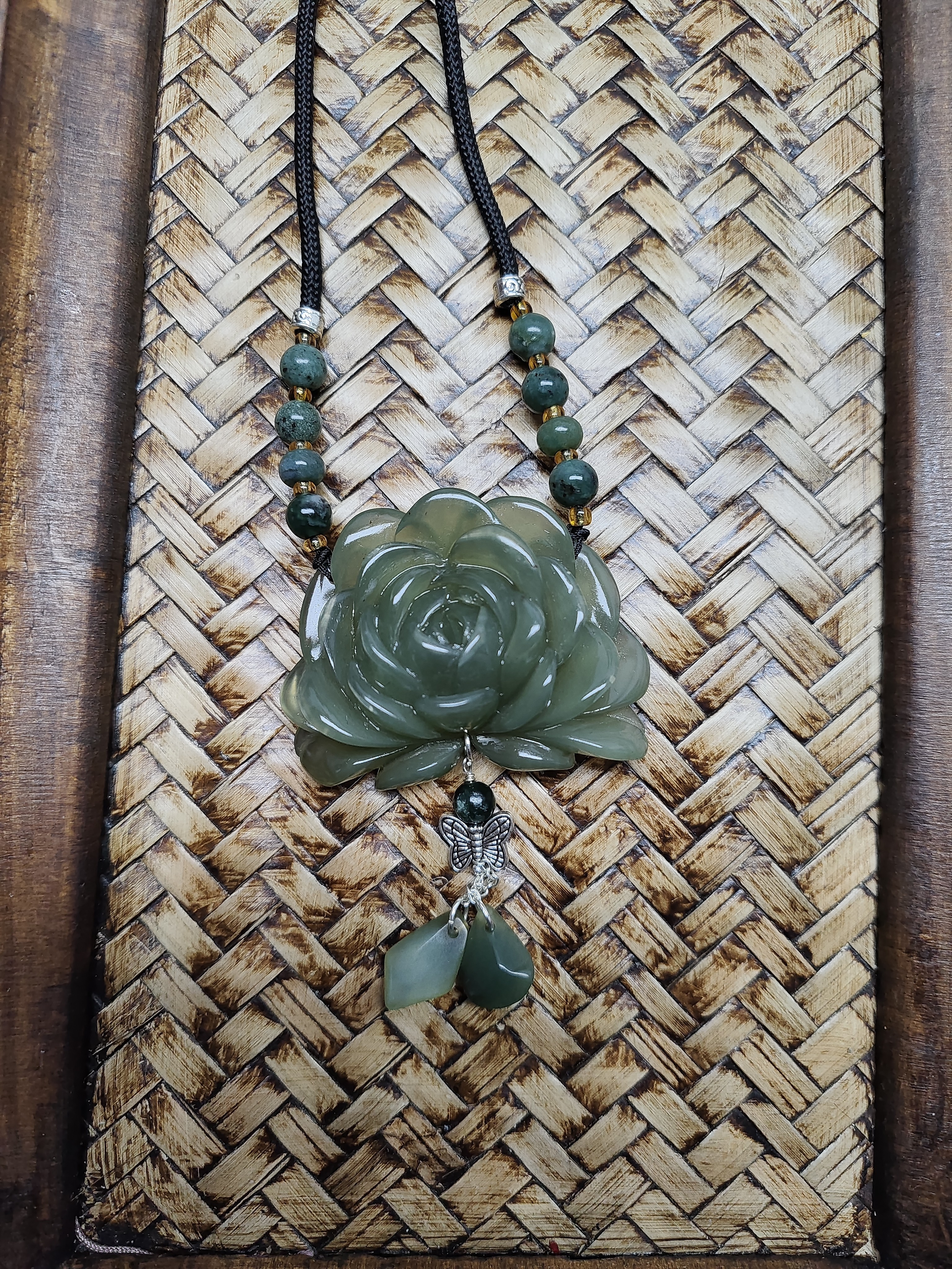 岫玉，墨绿料，雕刻，牡丹花颈饰。