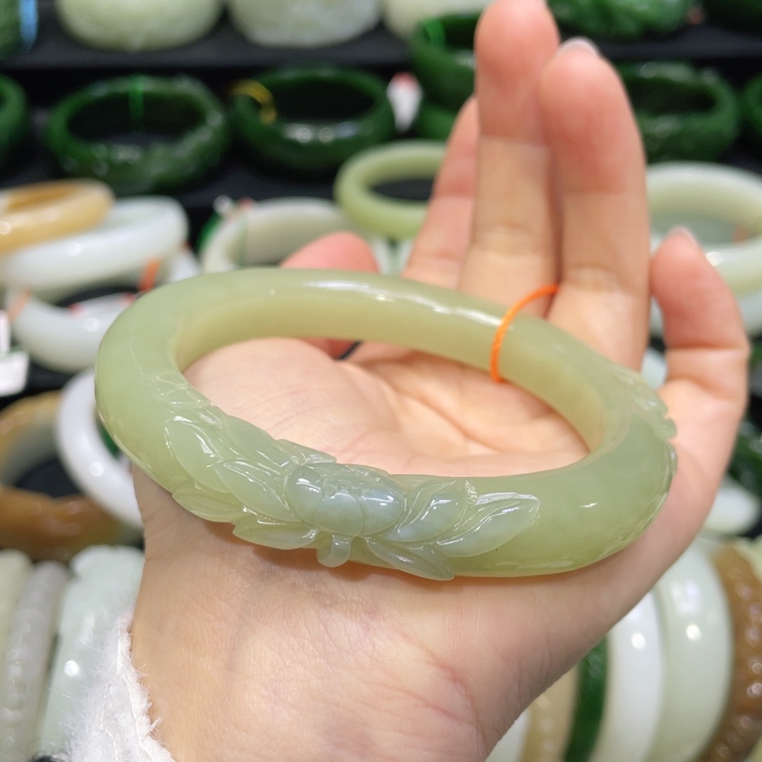 未镶嵌手镯和田玉57。   圈口62