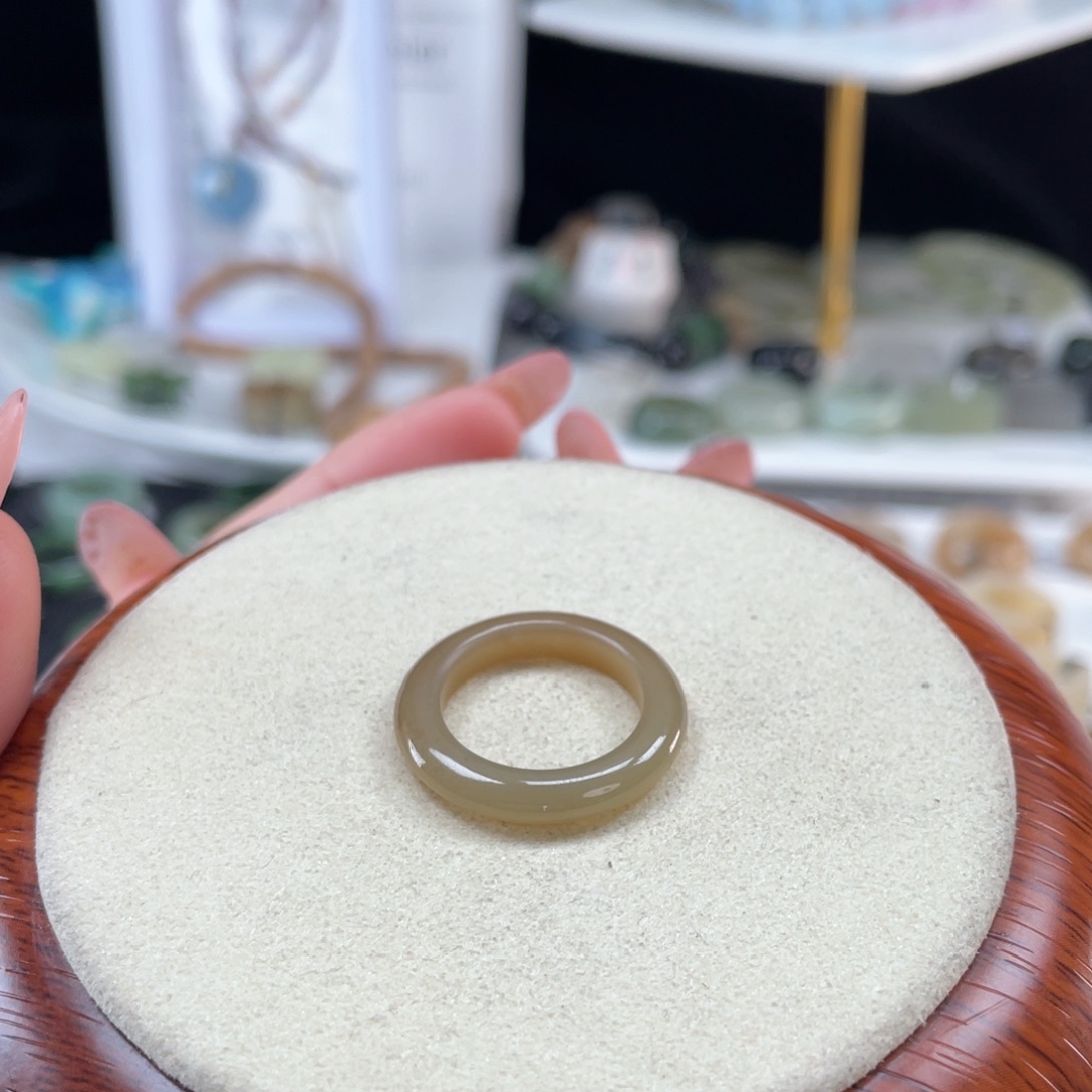 和田玉未镶嵌戒指O1浅糖圆条16.0