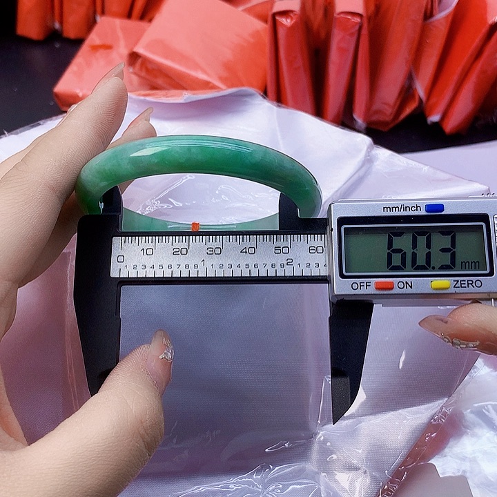 翡翠手镯未镶嵌101。