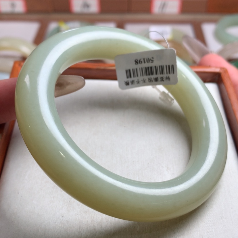 【闪购商品】和田玉手镯未镶嵌56