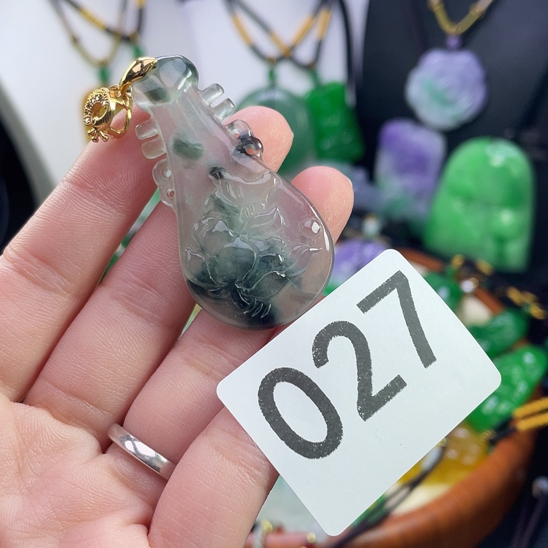 翡翠未镶嵌吊坠(赠链)