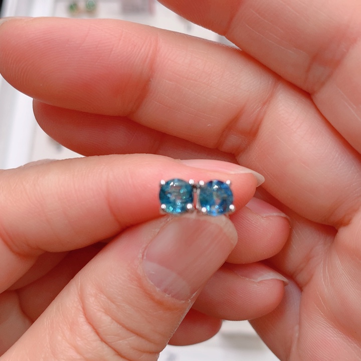 蓝宝石耳钉18K金镶嵌