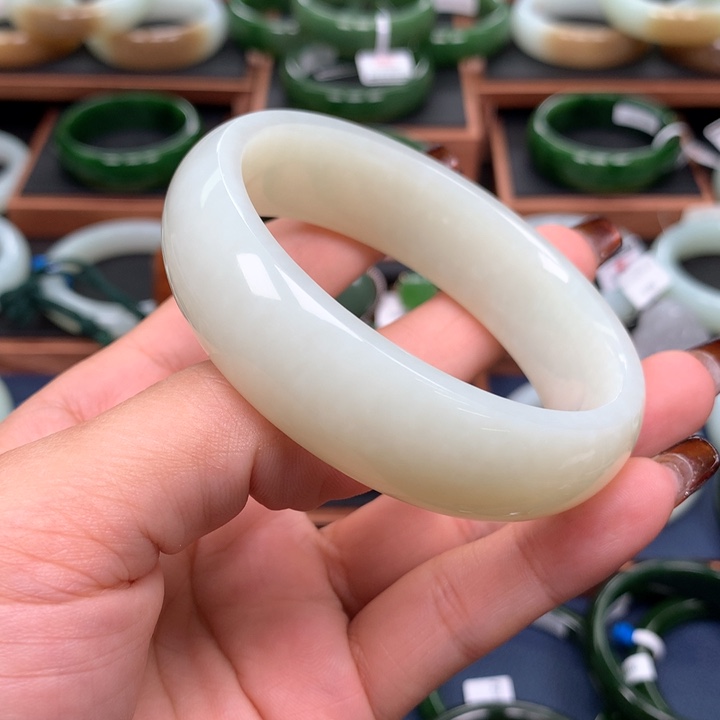 和田玉手镯未镶嵌?****