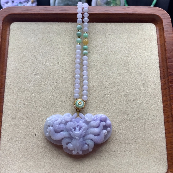 翡翠颈饰未镶嵌翡翠九尾狐