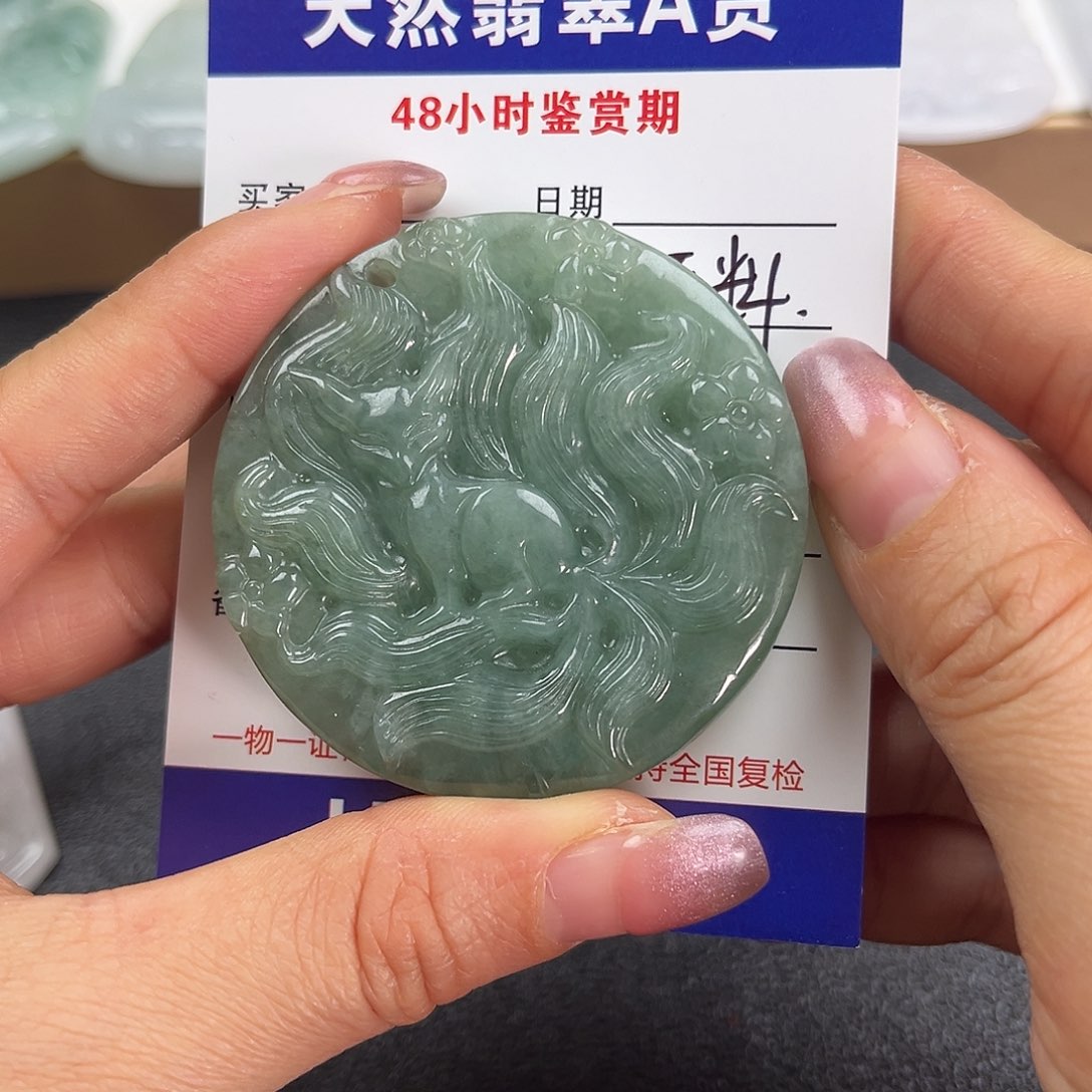 翡翠未镶嵌颈饰     