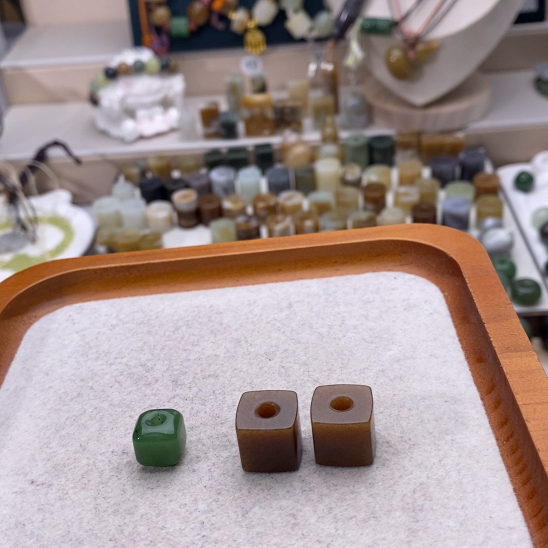 光***月和田玉未镶嵌颈饰买断