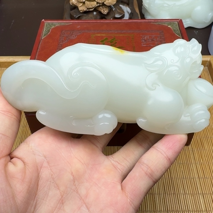 和田玉手把件未镶嵌