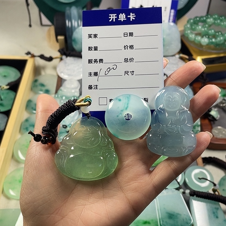 P***…翡翠未镶嵌颈饰三个