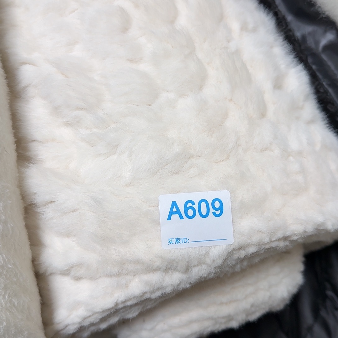 白色兔貂雕花爱心30元2米609