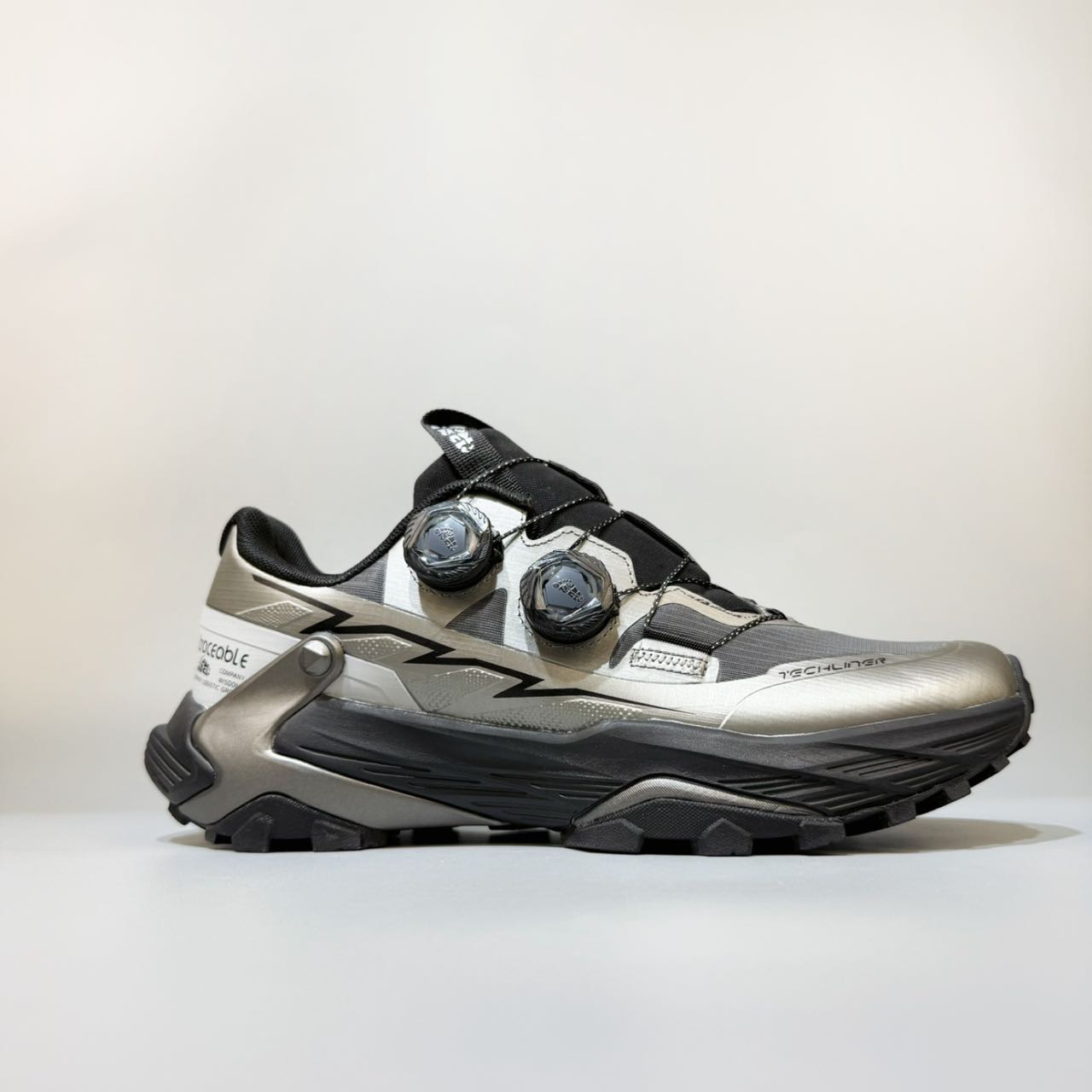 traceable情侣全地形户外登山防寒保暖旋钮扣时尚休闲鞋6669