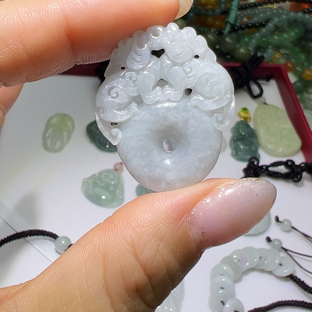 翡翠未镶嵌颈饰富贵