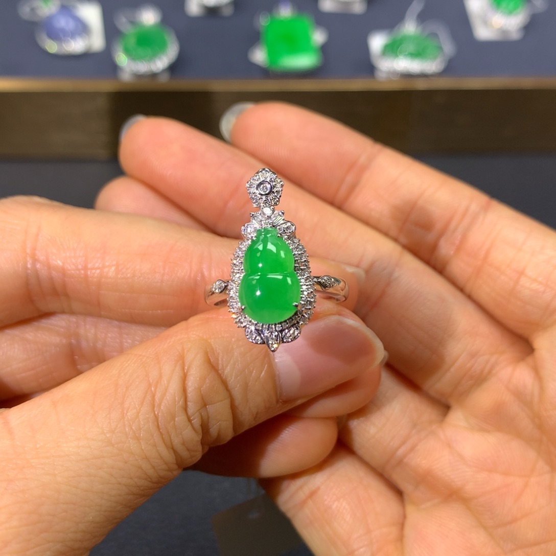 翡翠戒指18K金镶嵌翡翠