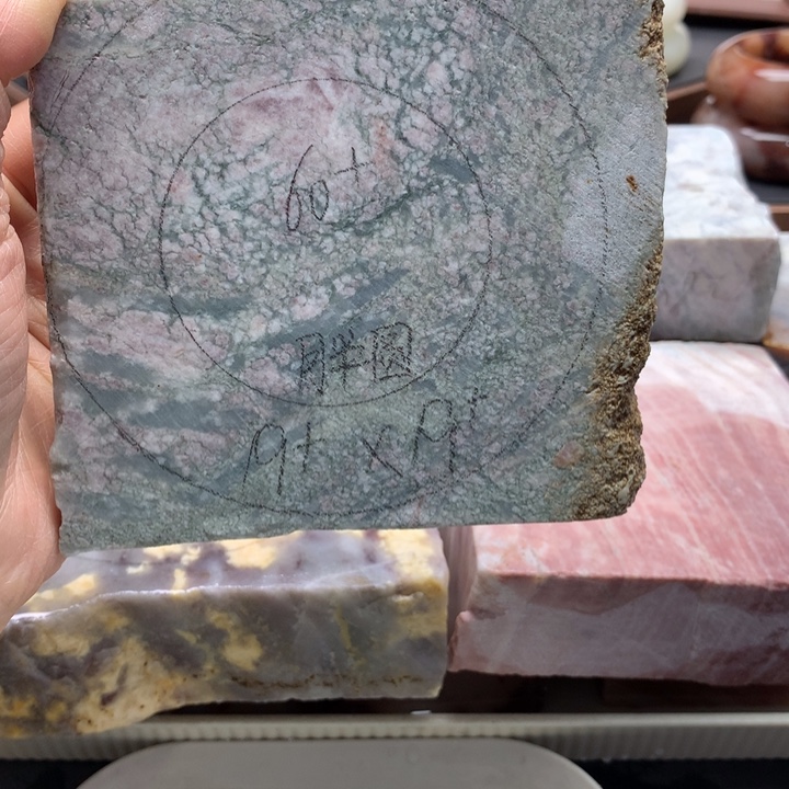 俏***俏石英岩玉未镶嵌手镯