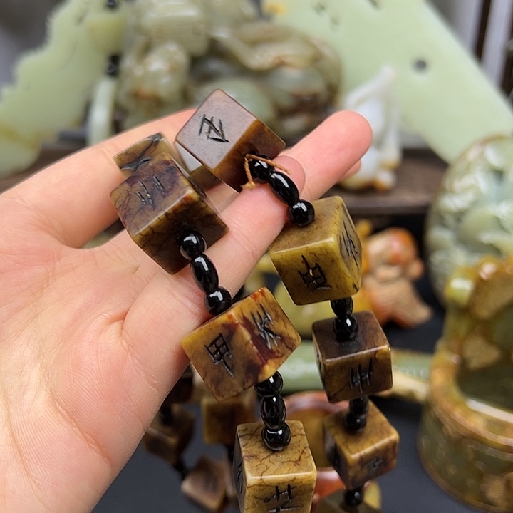 岫岩老玉（透闪石质玉）把件未镶嵌小**?