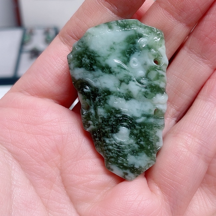 透闪石-蛇纹石玉未镶嵌颈饰