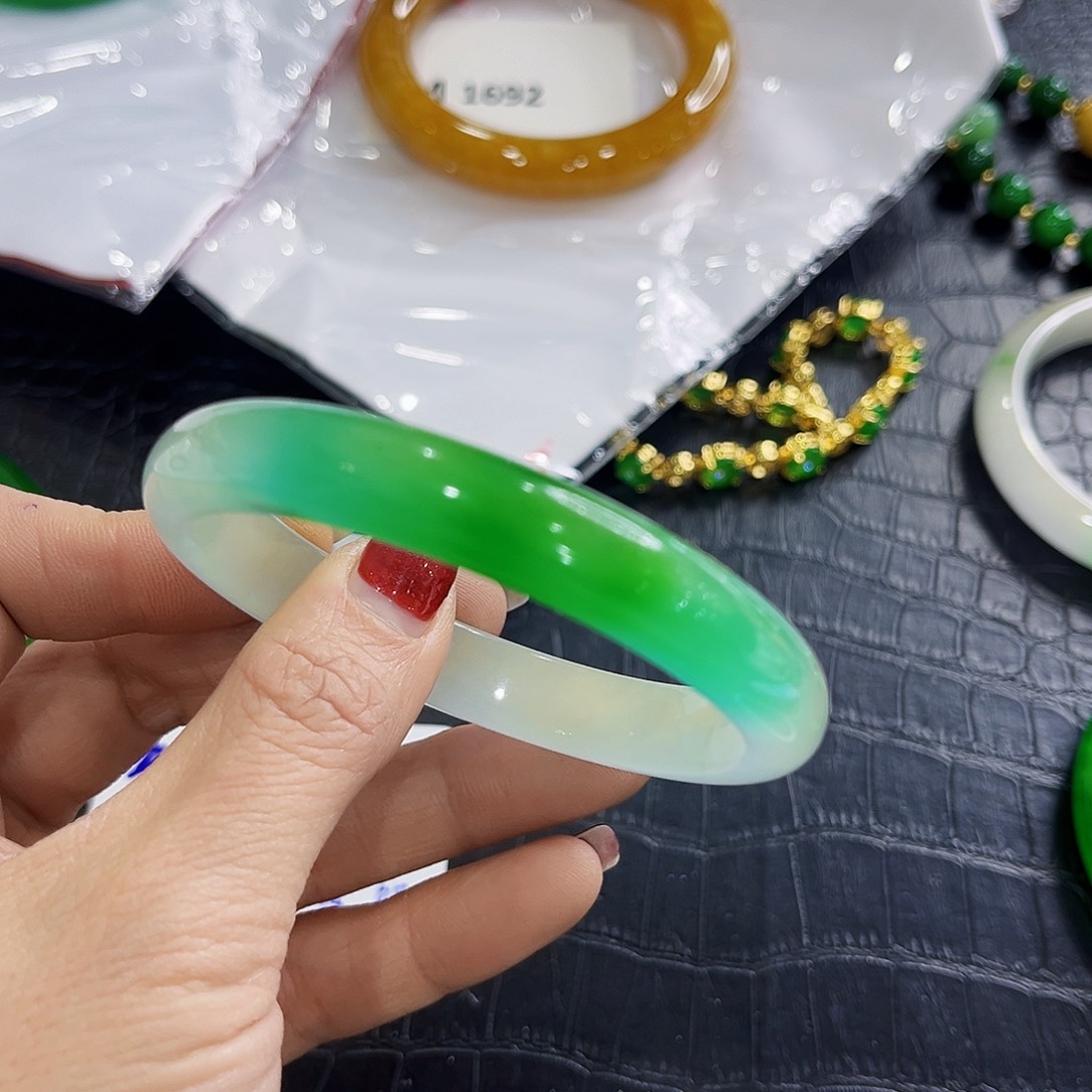 翡翠手镯未镶嵌多样性