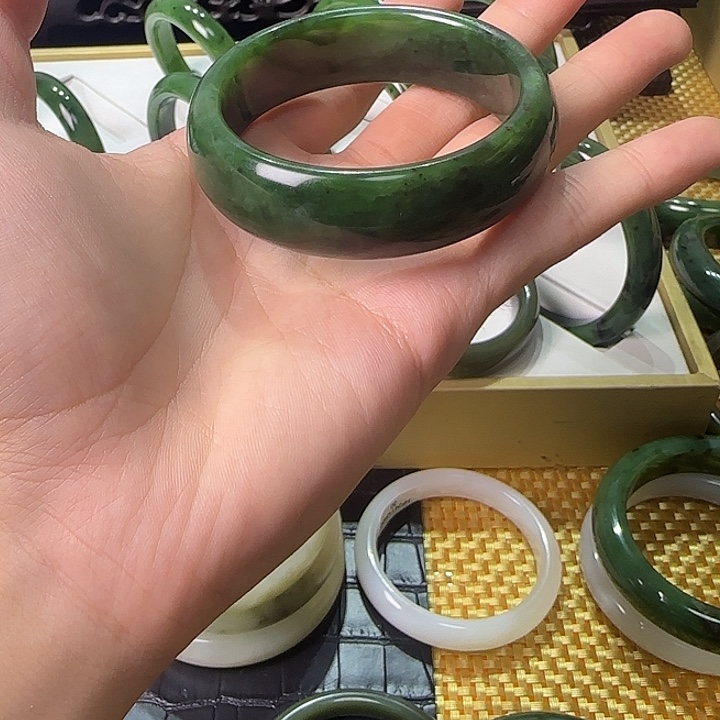 未镶嵌手镯和田玉（碧玉）