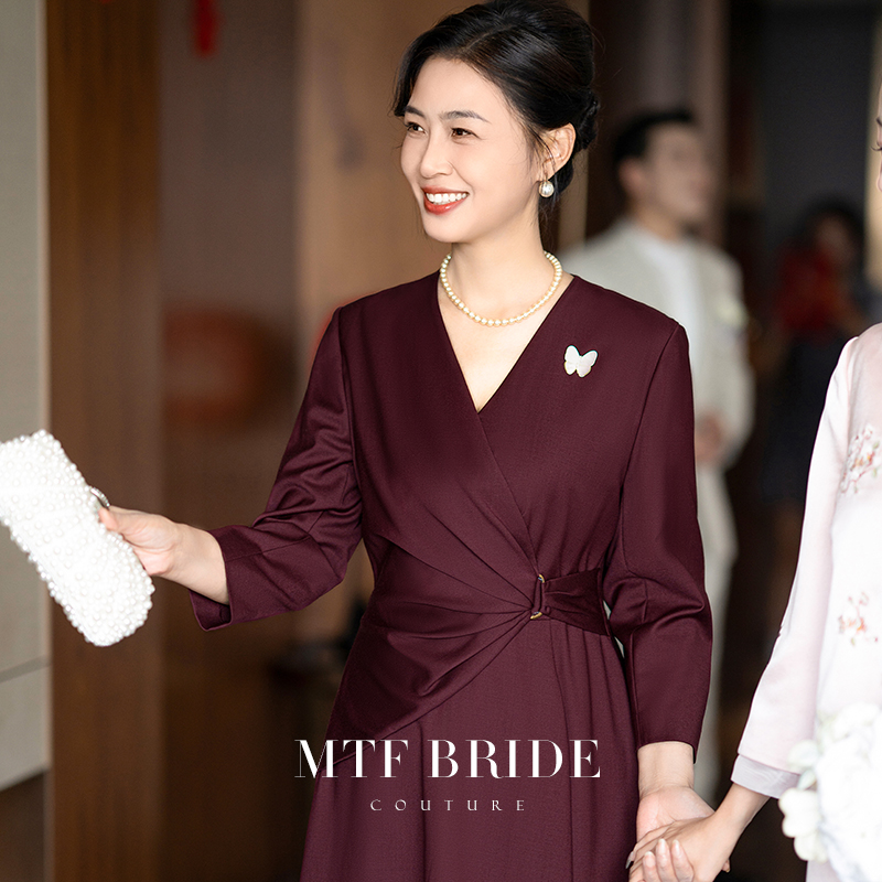 满庭芳华喜妈妈婚宴酒红色礼服减龄连衣裙日常可穿端庄大气新款