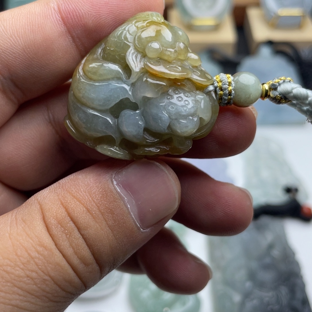 翡翠未镶嵌颈饰荷花金鱼