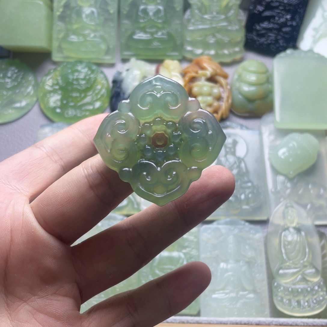 蛇纹石玉颈饰未镶嵌