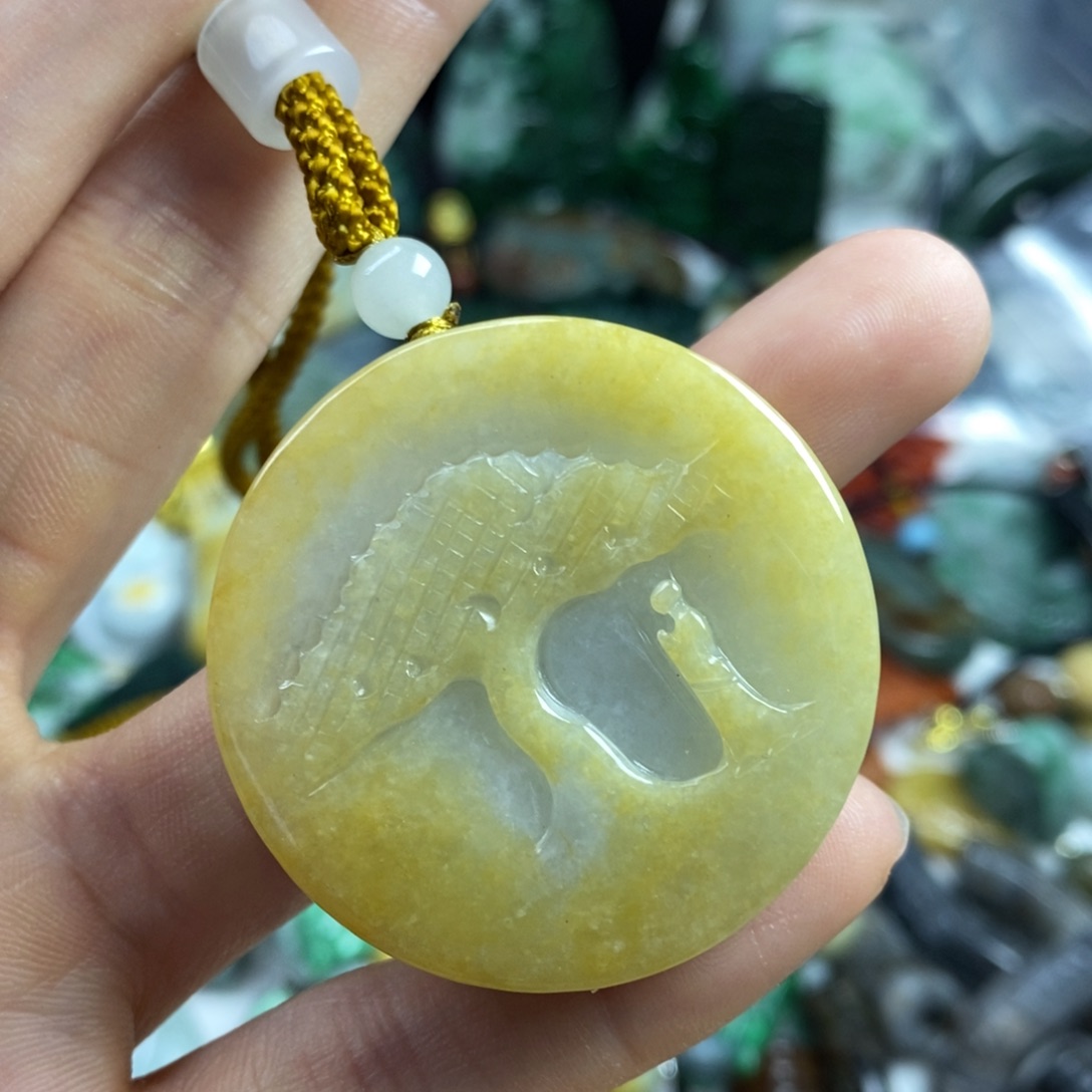 翡翠颈饰未镶嵌小**金吊坠