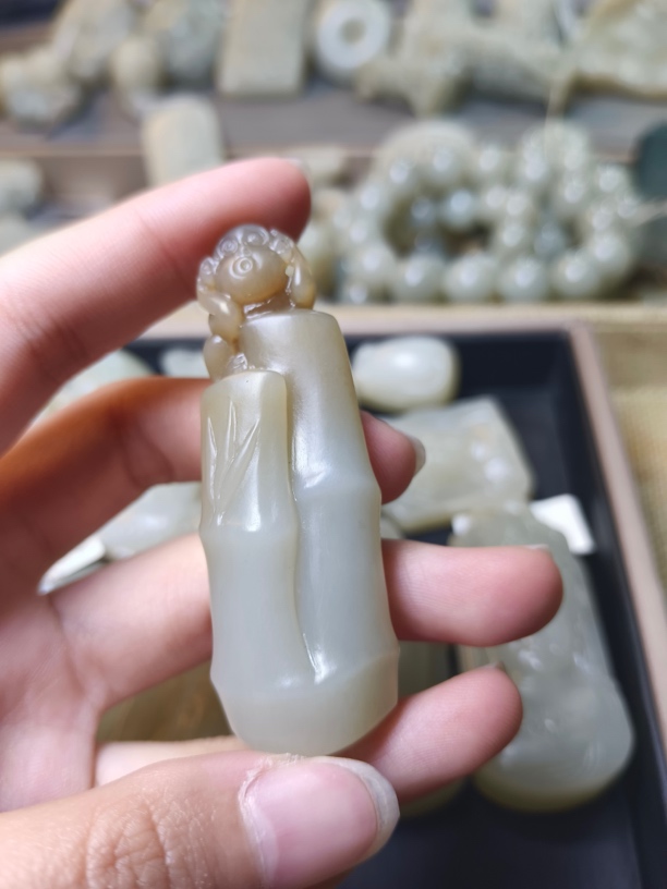 新疆和田玉且末料节节高灵猴挂件