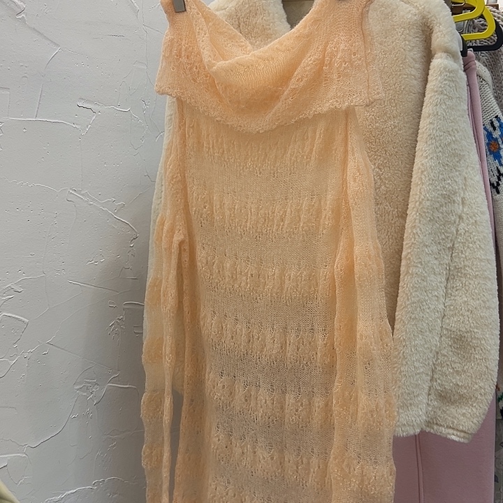 今天新款 橘色一字领毛衣