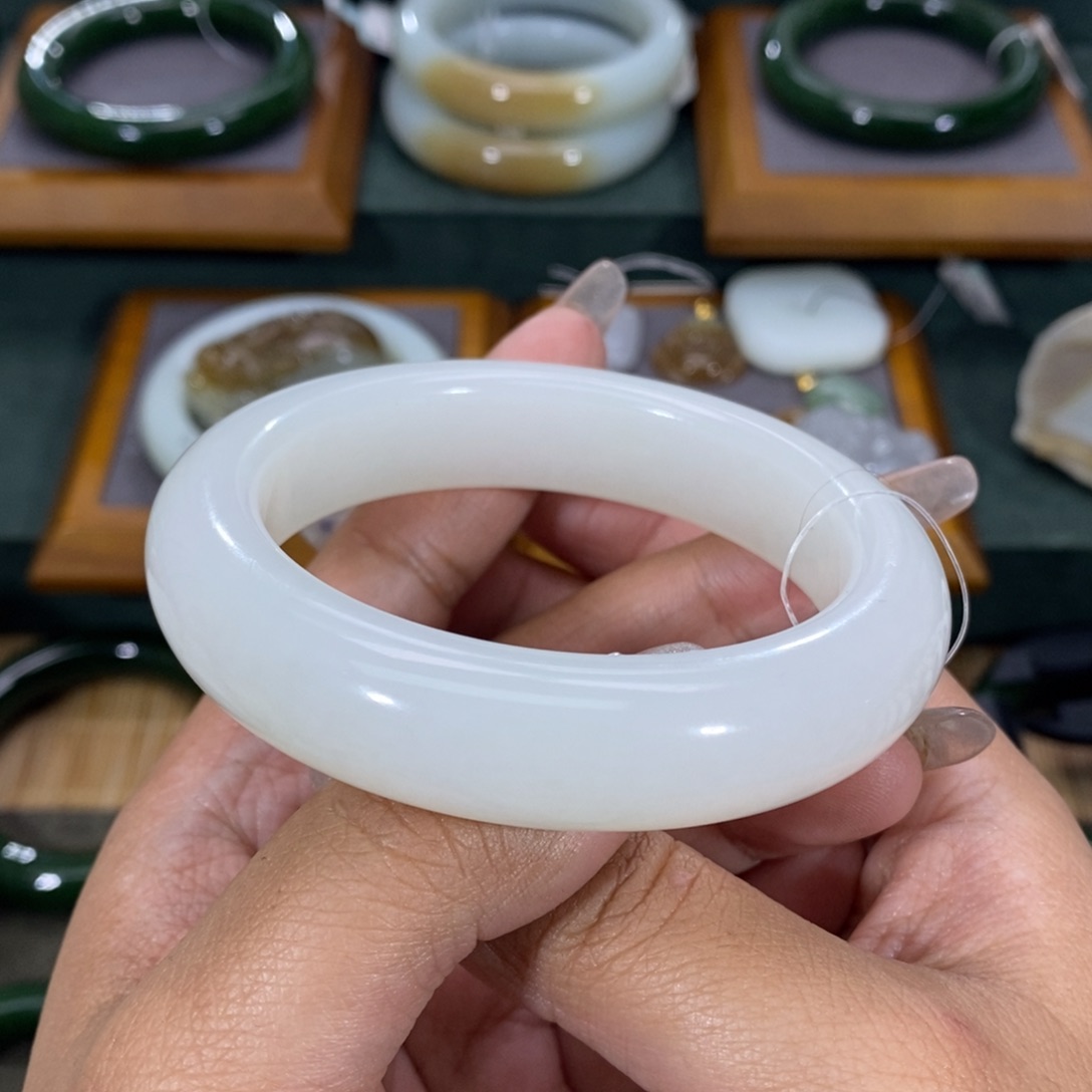 和田玉手镯未镶嵌