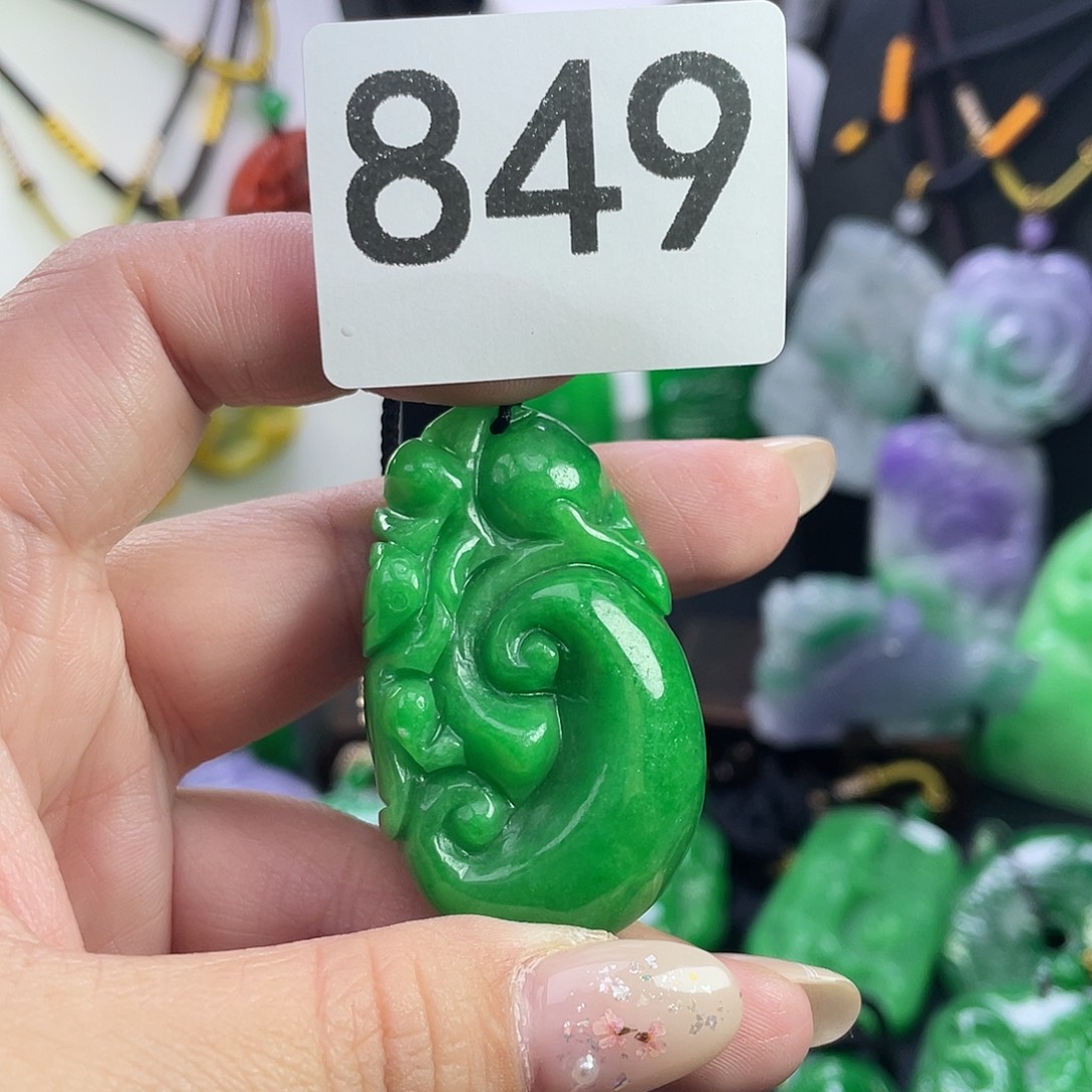 翡翠未镶嵌吊坠(赠链)