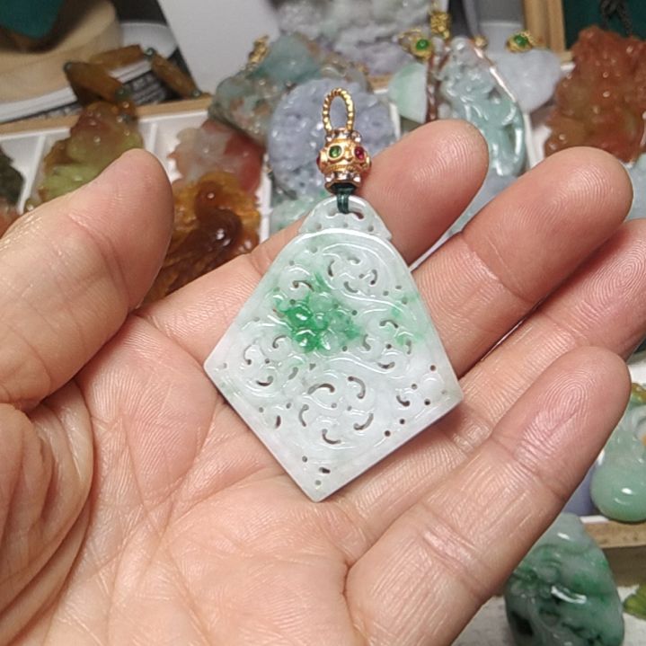 翡翠吊坠(赠链)未镶嵌