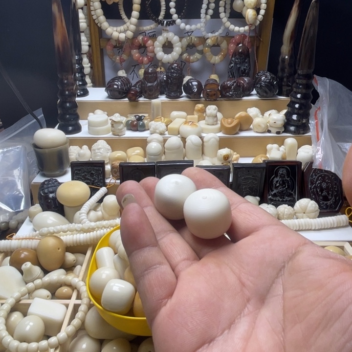 原*象牙果雕刻老型风化白各一颗