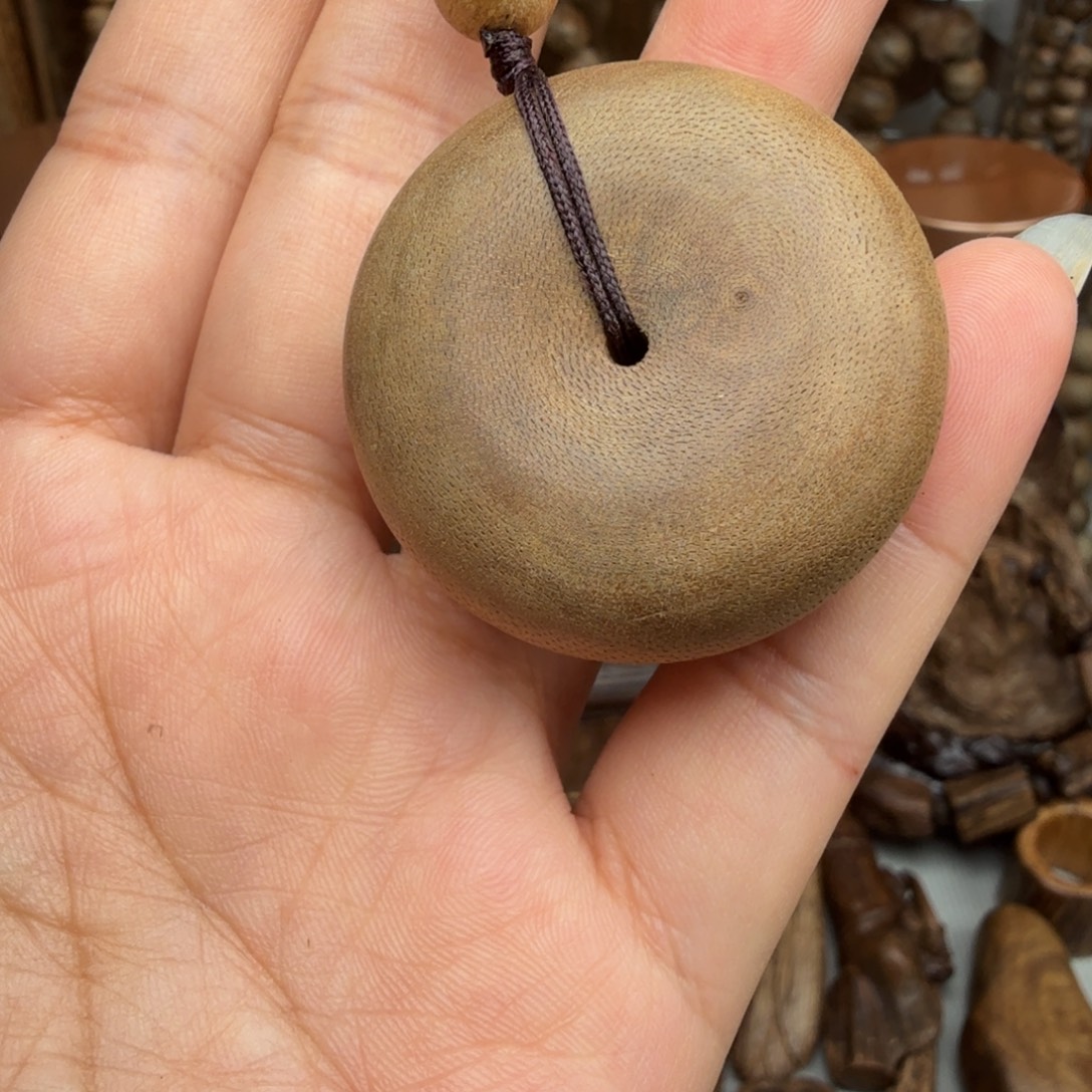 沉香沉香碎屑菩萨天然野平安扣 7 克