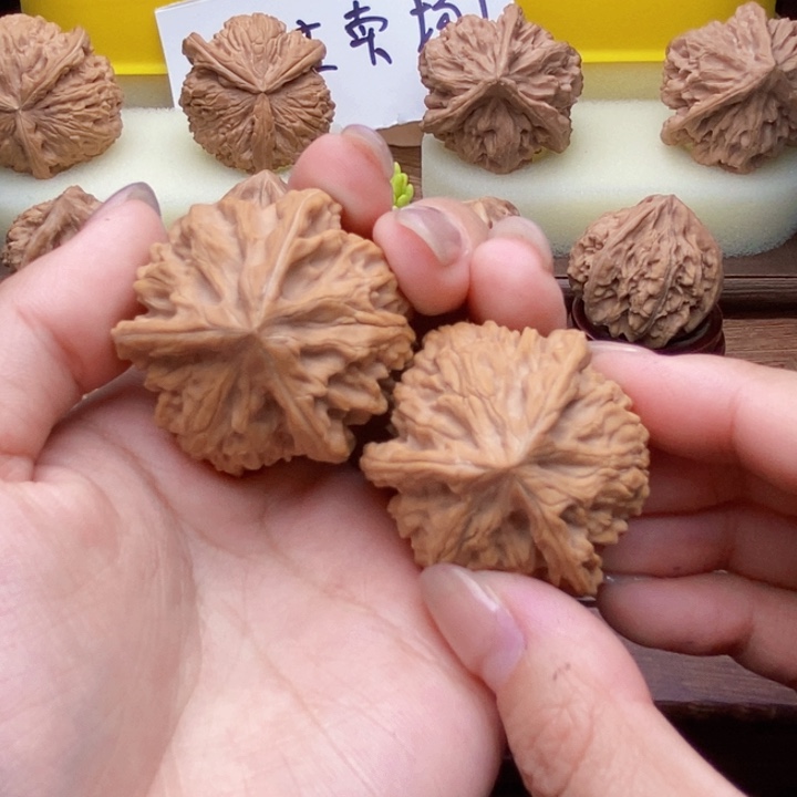 文玩核桃吊坠可*摇文山三棱 39尺寸 101号