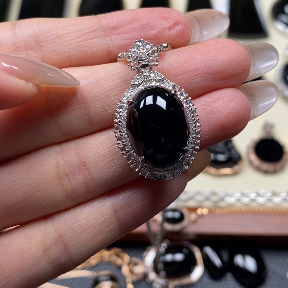 翡翠戒指18K金镶嵌杰**卡蛋面