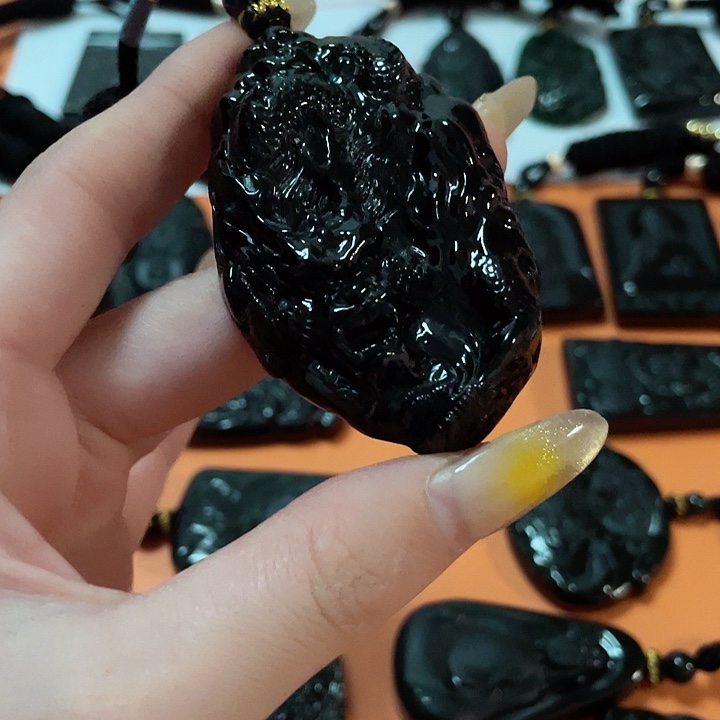 翡翠颈饰未镶嵌丞****?